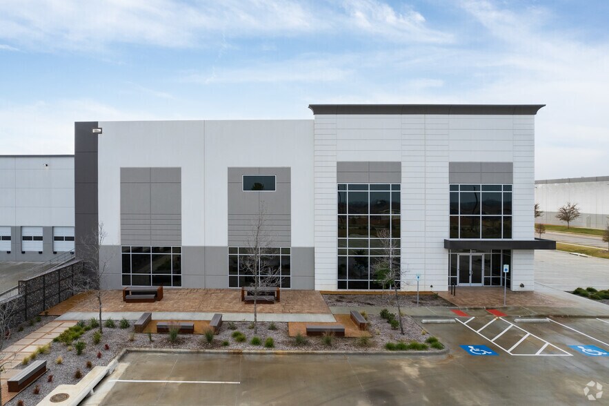 More Photos Of W Everman Pky @ Sycamore School Road, Fort Worth Unknown For Lease