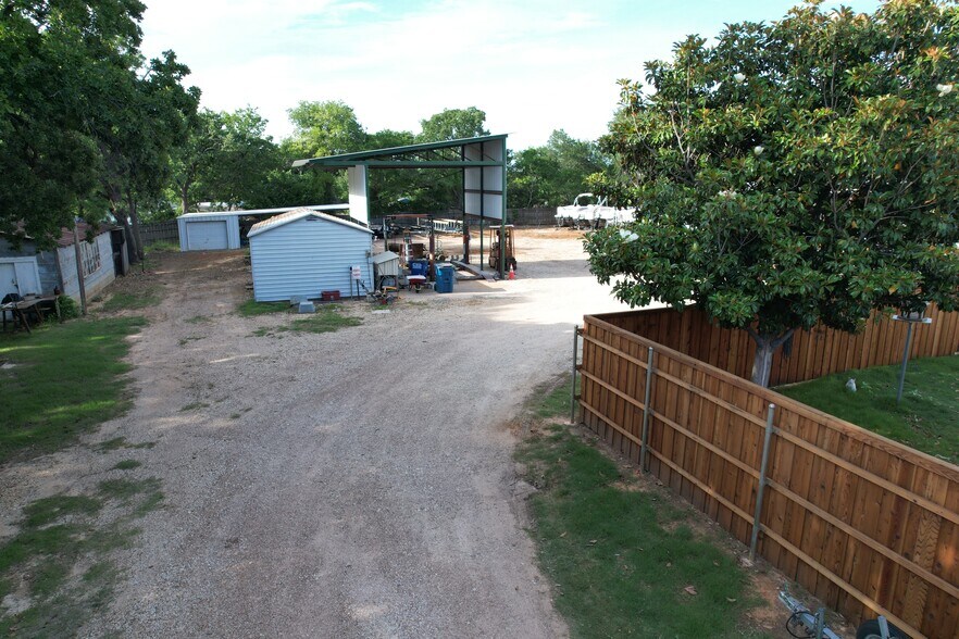 More Photos Of 352 McDonnell St, Lewisville Land For Lease