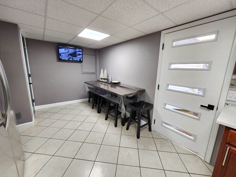 More Photos Of 7511 Leavenworth Rd, Kansas City Auto Repair For Sale