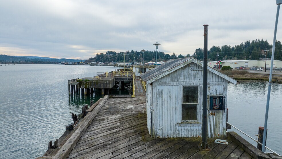 More Photos Of 2250 N Bayshore Dr, Coos Bay Marina For Sale