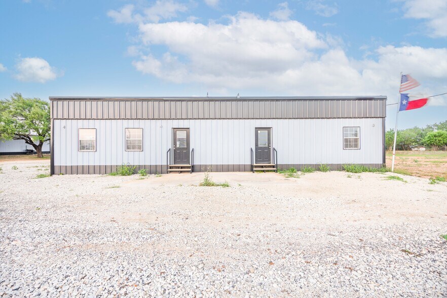 More Photos Of 3215 Zanderson Ave, Jourdanton Loft Creative Space For Lease