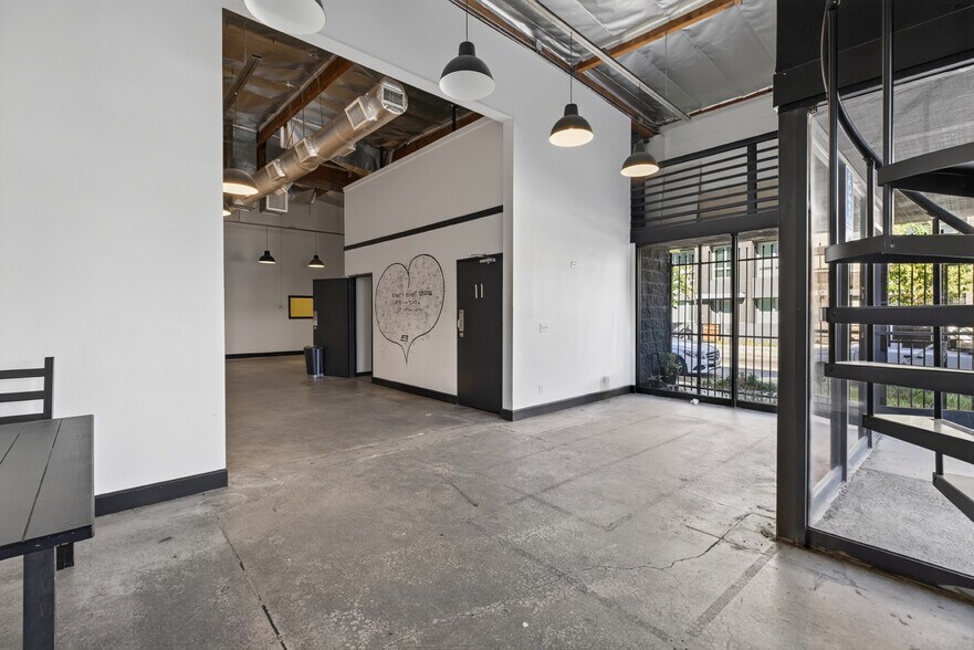 More Photos Of 11105 Weddington St, North Hollywood Service For Lease