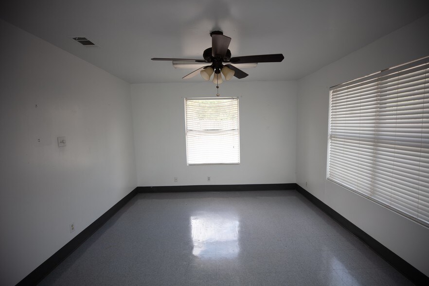 More Photos Of 6628 Crestway Dr, San Antonio Flex For Sale