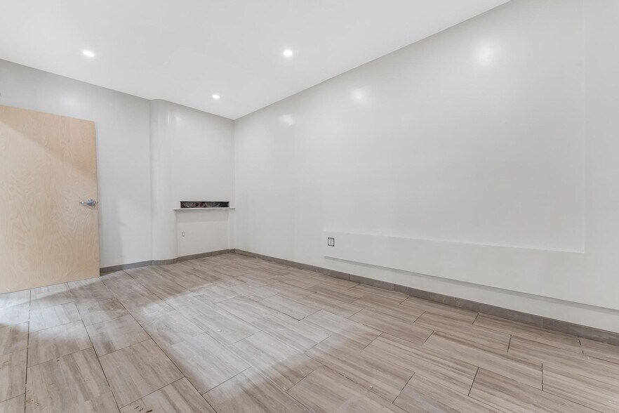 More Photos Of 14525-14570 NW 26th Ave, Opa Locka Manufacturing For Lease