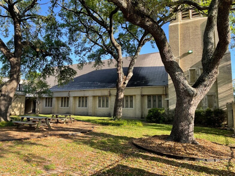More Photos Of 522 Lindale St, Houston Religious Facility For Sale