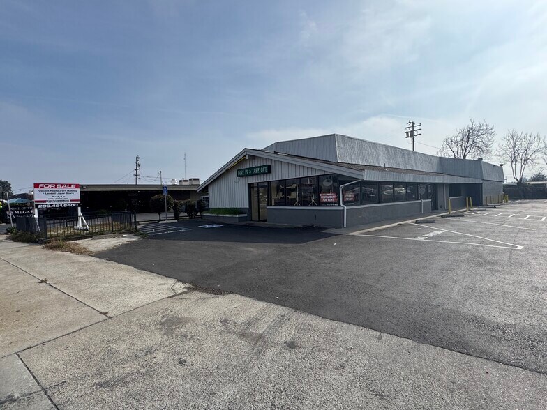 More Photos Of 1021 E F St, Oakdale Storefront For Sale