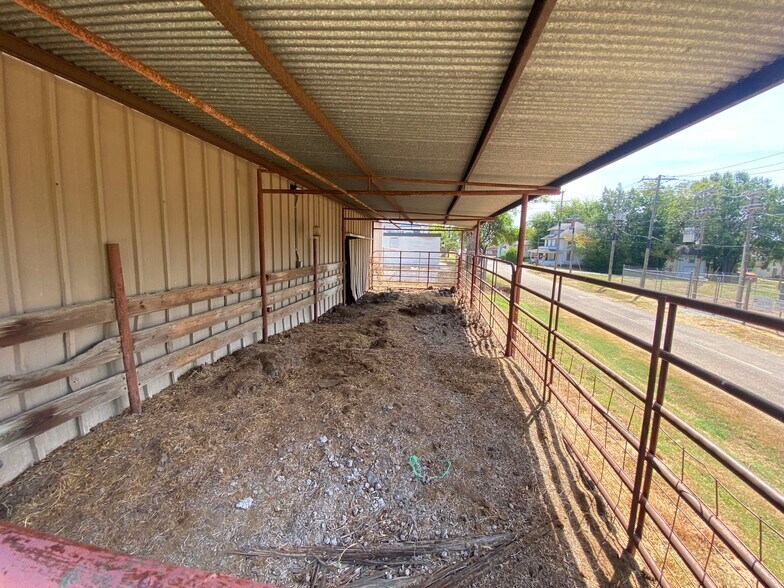 More Photos Of 310 S Franklin St, Marshall Industrial For Sale