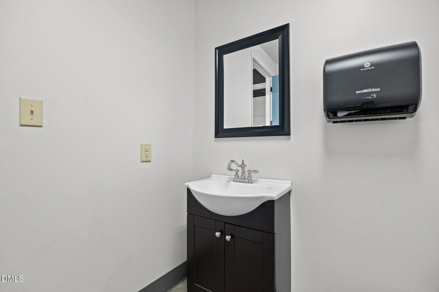 More Photos Of 1665 N Market Dr, Raleigh Light Manufacturing For Lease