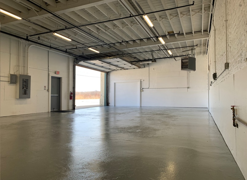 More Photos Of 2501-2503 Deborah Ave, Zion Manufacturing For Lease