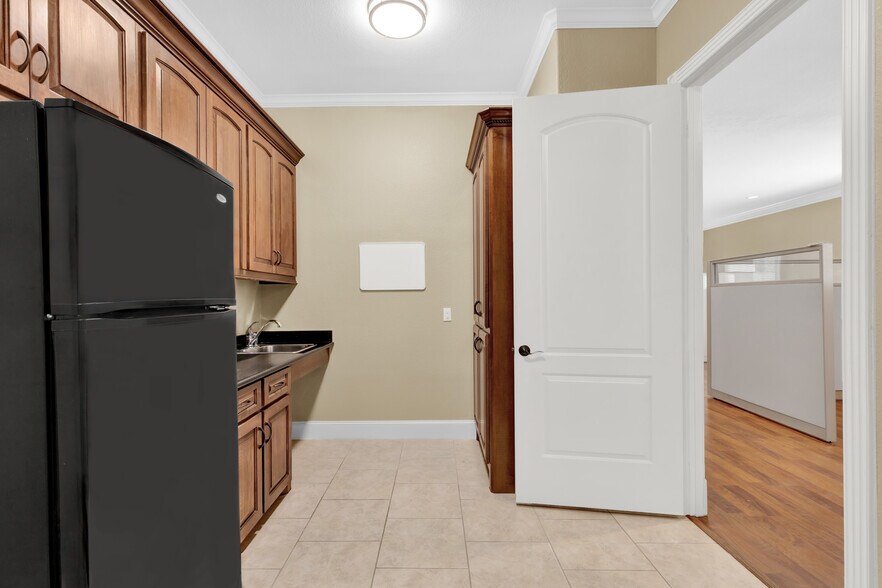 More Photos Of 11623 Spring Cypress Rd, Tomball Office For Sale