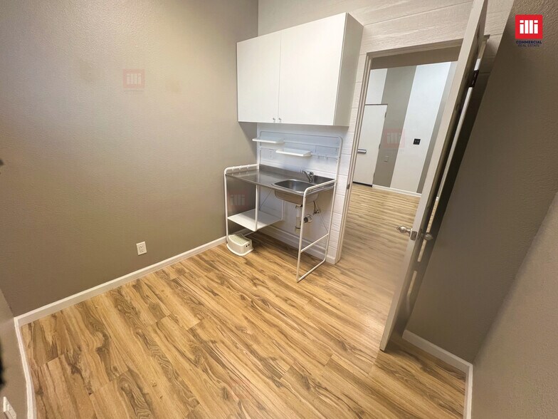 More Photos Of 10718 White Oak Ave, Granada Hills Medical For Lease