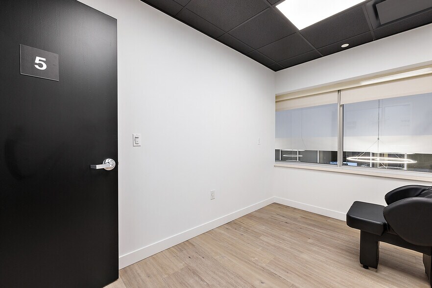 More Photos Of 801-803 W Big Beaver Rd, Troy Office For Lease