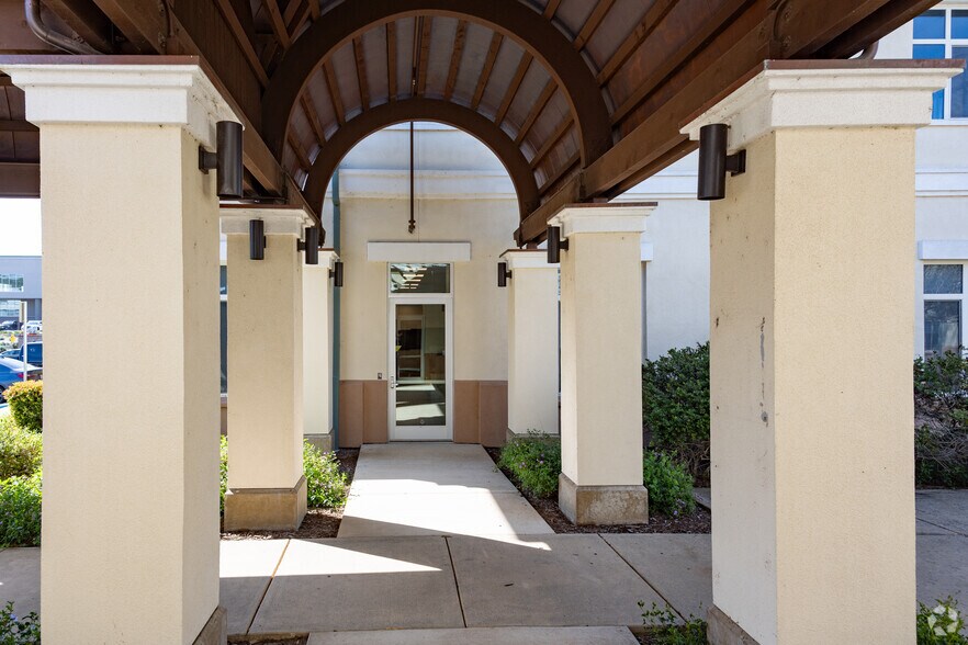 More Photos Of 166-176 Gateway Rd E, Napa Office For Lease