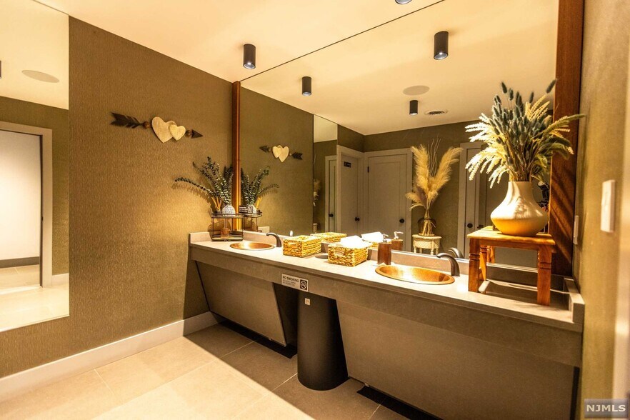 More Photos Of 526 Anderson Ave, Cliffside Park General Retail For Sale