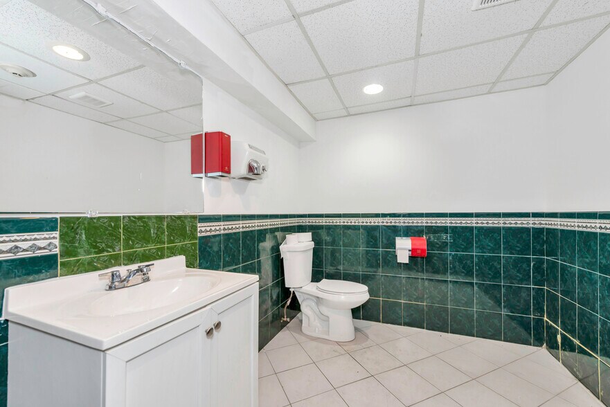 More Photos Of 2716 Hempstead Tpke, Levittown Restaurant For Sale