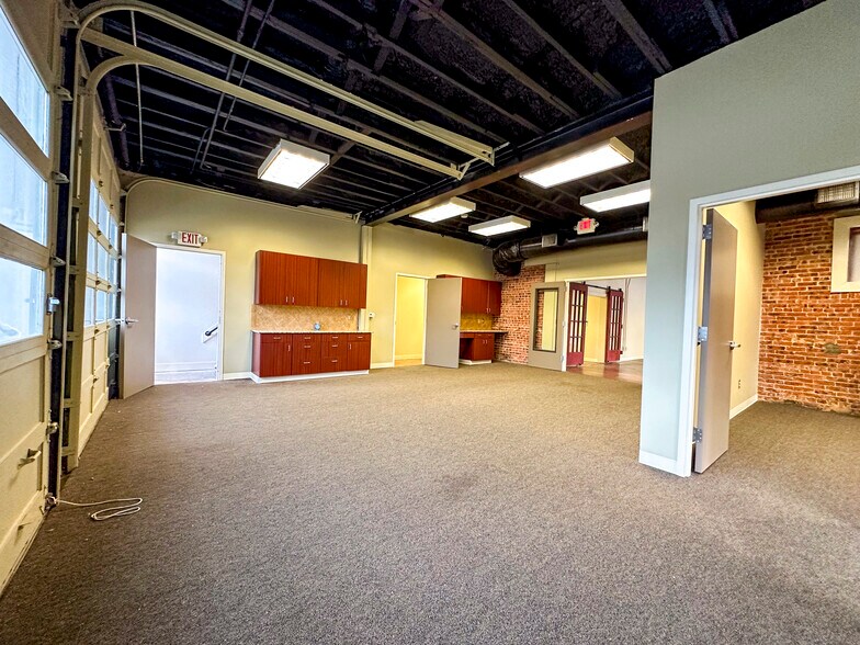 More Photos Of 1 N Mechanic St, El Campo Office For Lease