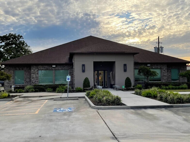 Primary Photo Of 4518 N Main St, Baytown Medical For Lease