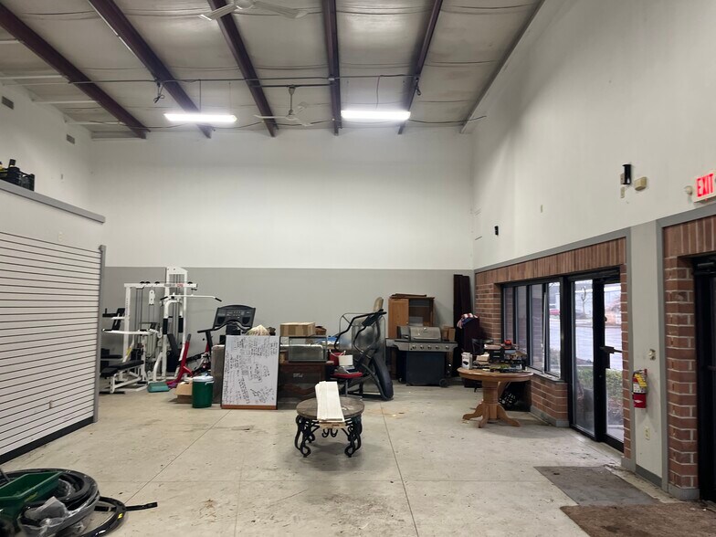 More Photos Of 100 Pelret Industrial Pky, Berea Showroom For Lease
