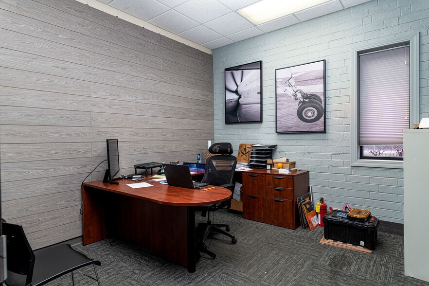 More Photos Of 1330 Potts Ave, High Point Warehouse For Sale