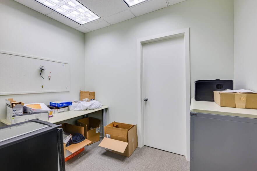 More Photos Of 135 Windmill Ln, Southampton Office For Sale