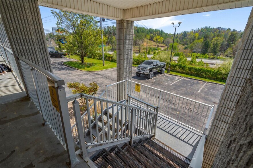 More Photos Of 182 Quillen Chapel Service Rd, Campton Hotel For Sale