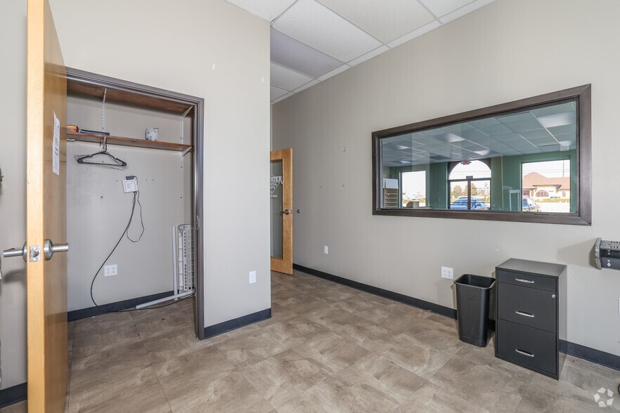 More Photos Of 697-845 N Aspen Ave, Broken Arrow Unknown For Lease