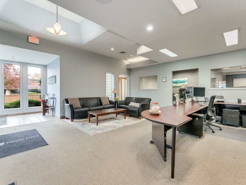 More Photos Of 1215 NE Baker St, Mcminnville Office For Sale