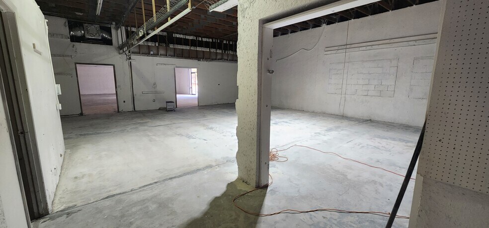 More Photos Of 284 S Center St, Pierson Auto Repair For Lease