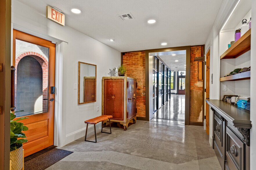 More Photos Of 144 S Main St, Independence Storefront Retail Office For Sale