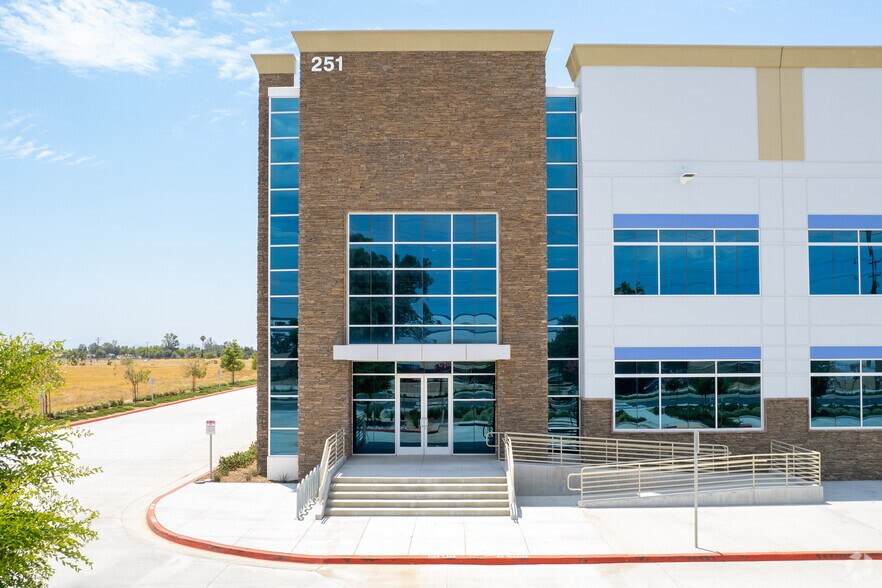More Photos Of 251 E Rider St, Perris Distribution For Lease