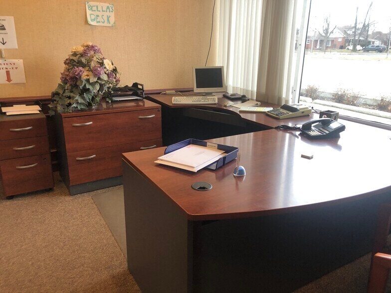 More Photos Of 18735 Ecorse Rd, Allen Park Office For Lease