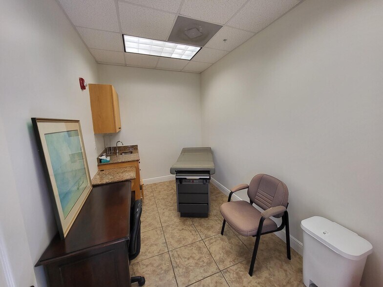 More Photos Of 681 Goodlette Rd N, Naples Medical For Sale