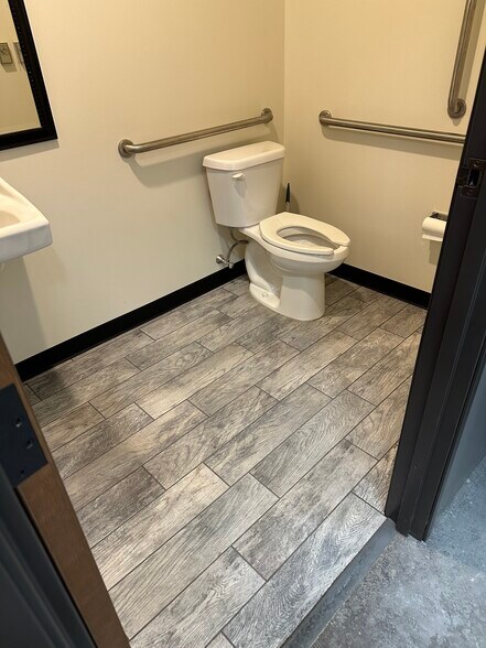 More Photos Of 1904 W Iola St, Broken Arrow Warehouse For Lease