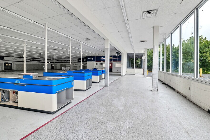 More Photos Of 510 Glade st, Glade Spring Supermarket For Sale