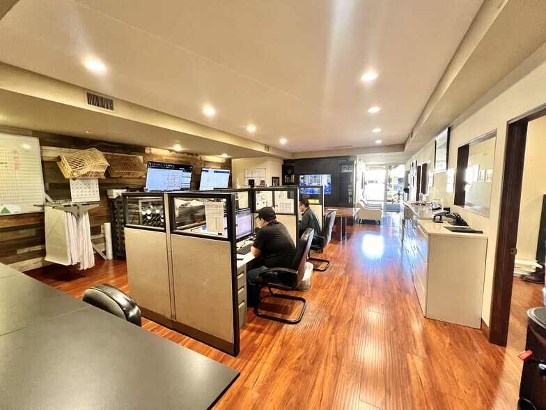 More Photos Of 16134 Leadwell St, Van Nuys Warehouse For Lease