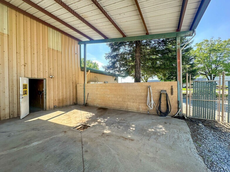 More Photos Of 1577 Beltline Rd, Redding Warehouse For Lease