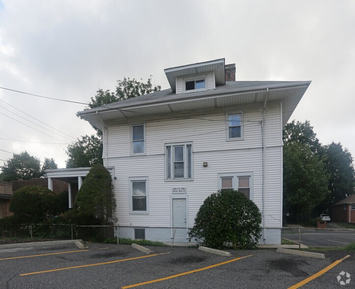 More Photos Of 330 Winthrop St, Westbury Office For Sale