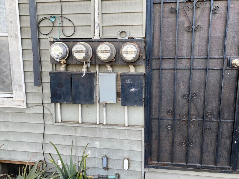 More Photos Of 239 W 43rd St, Los Angeles Apartments For Sale