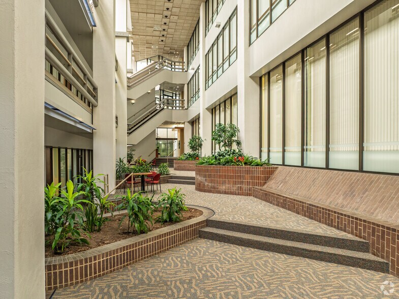 More Photos Of 3100 Broadway St, Kansas City Office For Sale