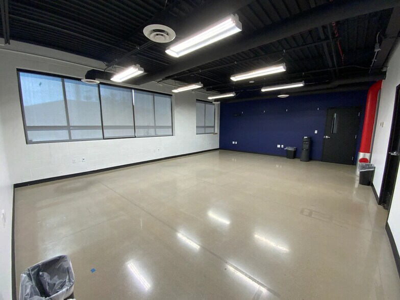 More Photos Of 211 Sylvania Ave, Toledo Manufacturing For Lease
