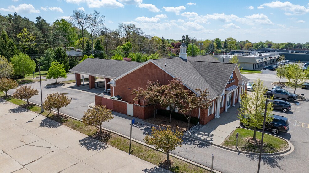 More Photos Of 3754 Rochester Rd, Troy Bank For Lease
