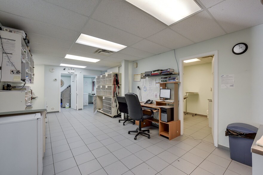 More Photos Of 3711-3763 Delbrook Ave, North Vancouver General Retail For Lease