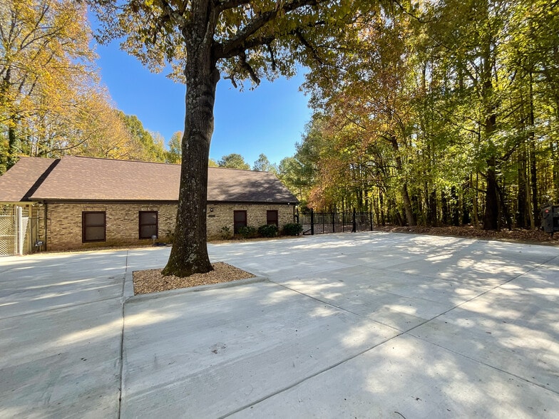 More Photos Of 1804 Lucas Ln, Charlotte Industrial For Lease