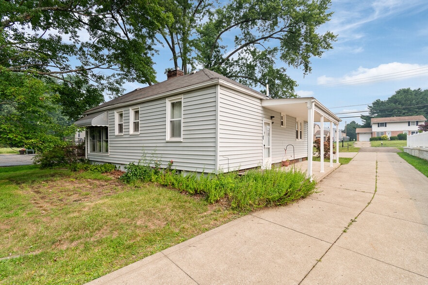 More Photos Of 608 Applegrove St NW, North Canton Office For Sale