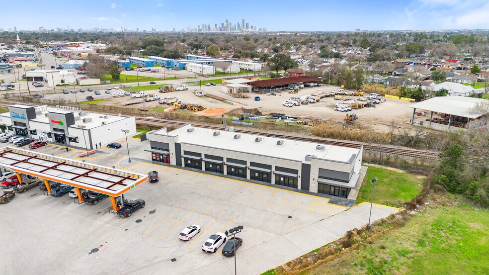 More Photos Of 7241 Lawndale St, Houston Storefront For Lease