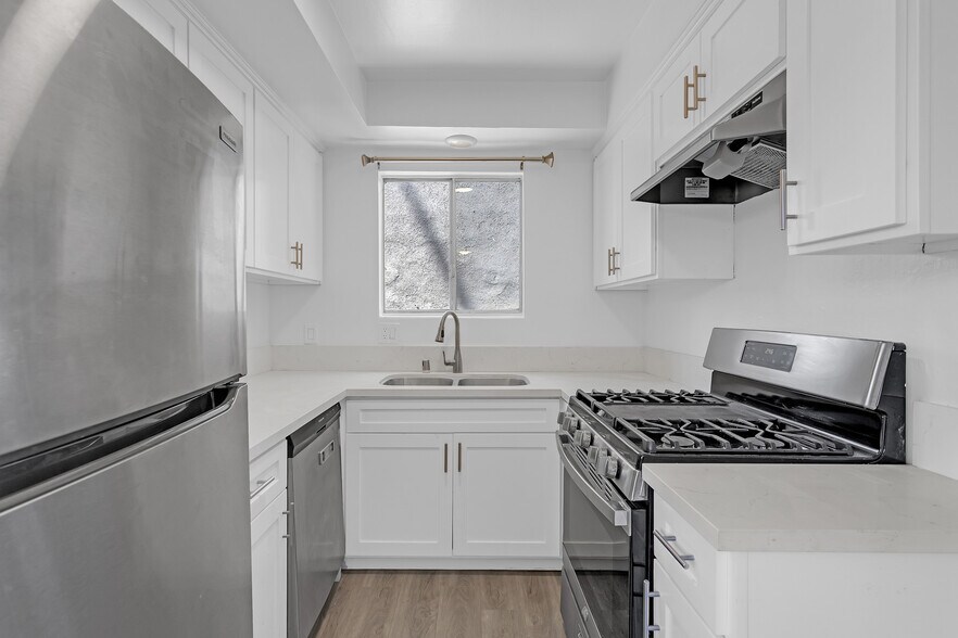 More Photos Of 1030 N Orange Grove Ave, Los Angeles Apartments For Sale