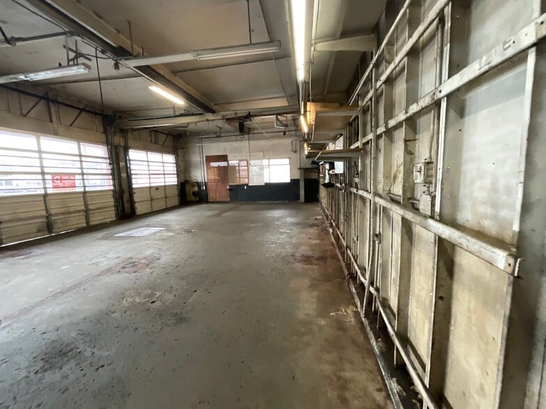 More Photos Of 10735 Aurora Ave N, Seattle Auto Repair For Sale