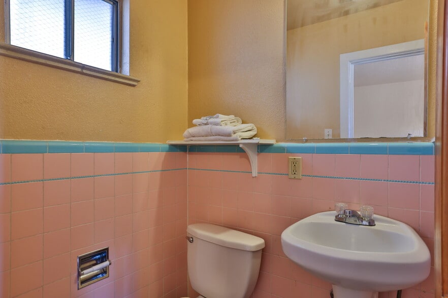 More Photos Of 620 W Colorado Ave, Colorado Springs Hotel For Sale