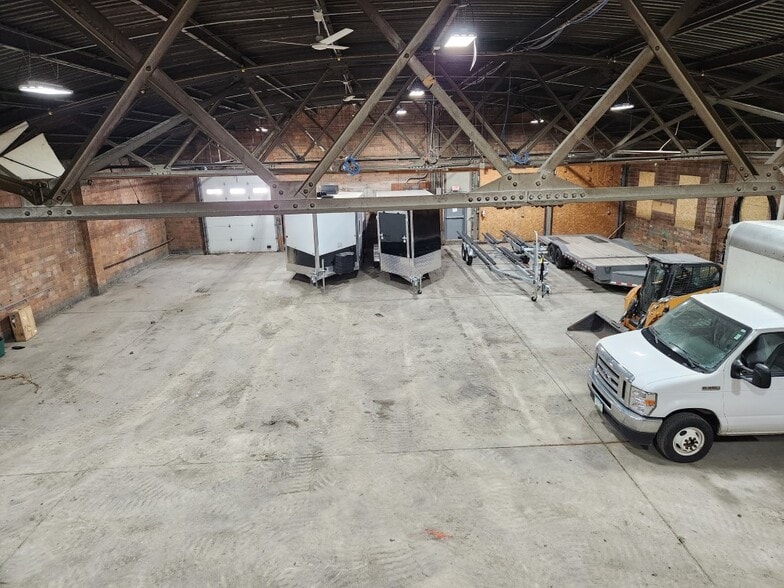 More Photos Of 702 S Delaware Ave, Mason City Light Manufacturing For Lease