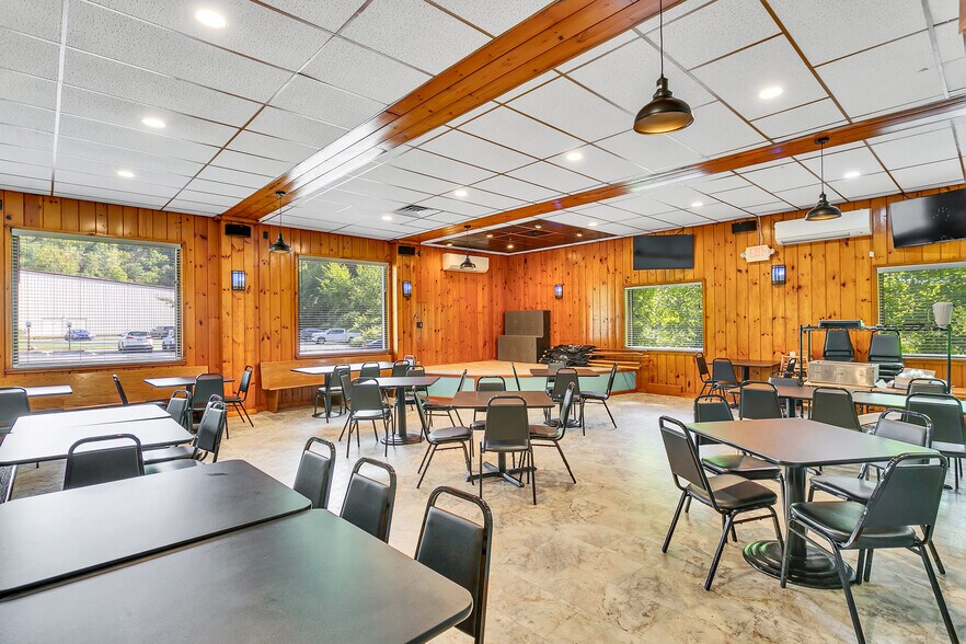 More Photos Of 715 Craigdell Rd, New Kensington Bar For Sale